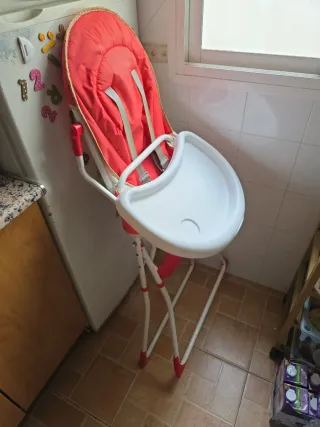 Trona de bebé plegable roja y blanca