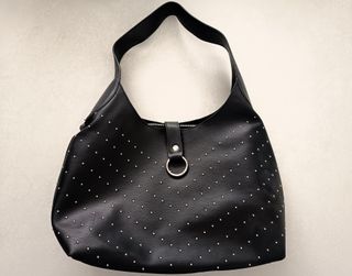Bolso negro con tachuelas plateadas