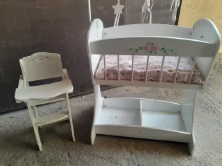 Culla, seggiolone e guardaroba per bambole