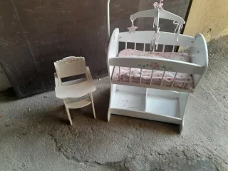 Culla, seggiolone e guardaroba per bambole