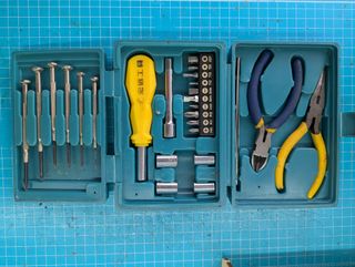 Mini kit herramientas con destornilladores y alica