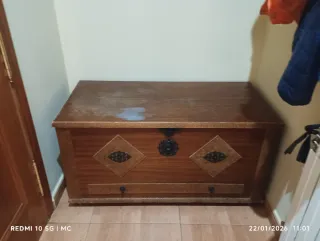 Baúl de madera tallado