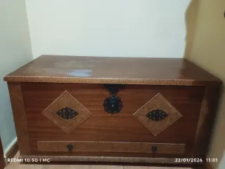 Baúl de madera tallado