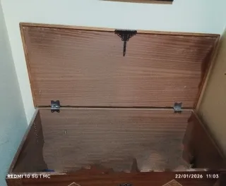 Baúl de madera tallado