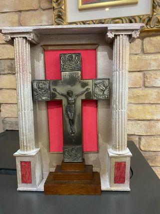 Crocefisso in legno con Evangelisti e cornice