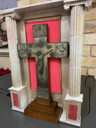 Crocefisso in legno con Evangelisti e cornice