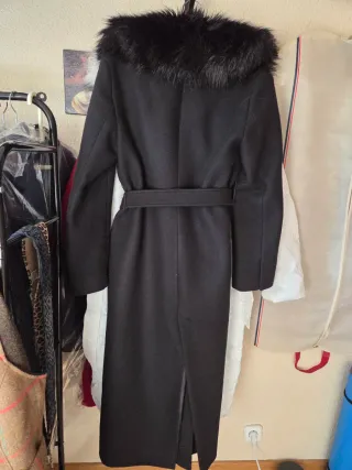 Abrigo Zara Negro Talla L con cuello pelo