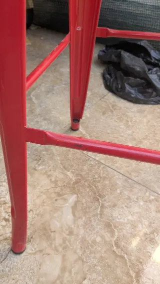 Taburete alto rojo estilo bar