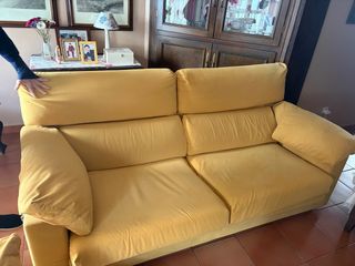 Dos sofás de tela amarillos
