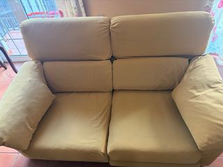 Dos sofás de tela amarillos