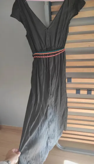 Vestido negro con cinturón de cuerdas