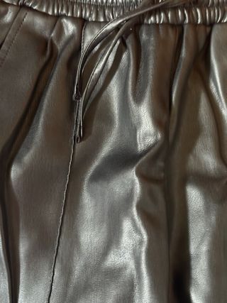 Pantalón ancho de cuero