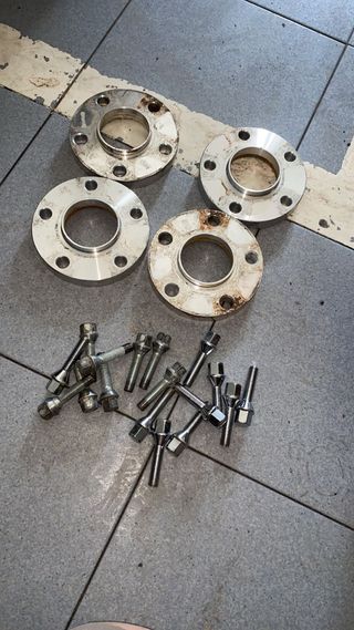 Separadores BMW (4 unidades) + Tornillos