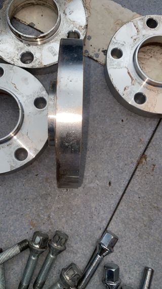 Separadores BMW (4 unidades) + Tornillos