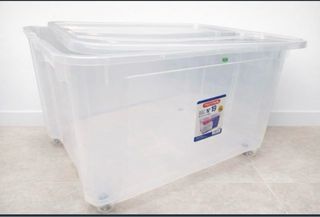 Caja de plástico XXL 150 litros con ropa