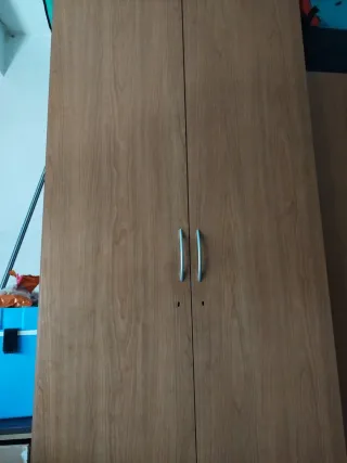 Armario de madera en perfecto estado