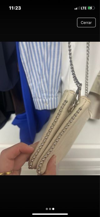 Bolso de mano beige con cadena plateada