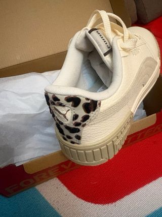 Tenis Puma Beige y Blanco