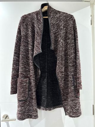 Cárdigan abierto negro y burdeos