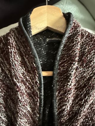 Cárdigan abierto negro y burdeos