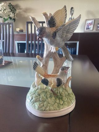 Figura decorativa de pájaros en árbol