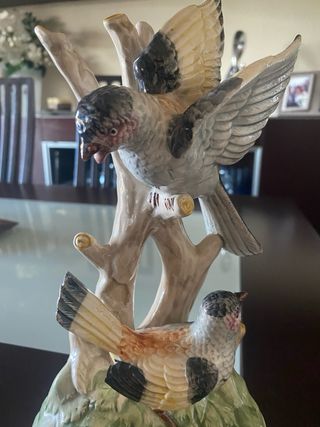Figura decorativa de pájaros en árbol