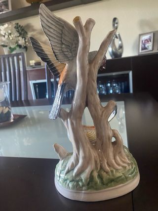 Figura decorativa de pájaros en árbol