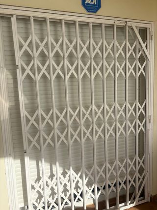 Reja de tijera para balcón