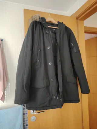 Abrigo negro con capucha