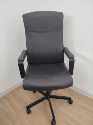 Silla de oficina IKEA MILLBERGET Marrón oscuro.