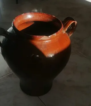 Jarrón antiguo de barro con asas