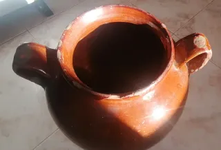 Jarrón antiguo de barro con asas