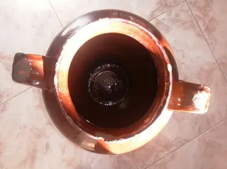 Jarrón antiguo de barro con asas