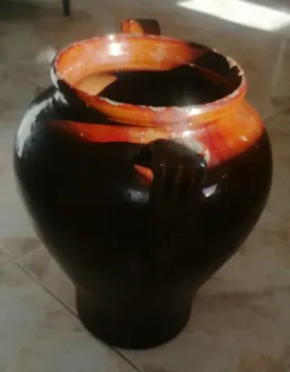 Jarrón antiguo de barro con asas