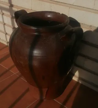 Jarrón antiguo de barro con asas