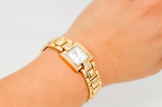 Reloj Manual De Oro De 18K Con Diamantes.. Ref: 045-06-01827