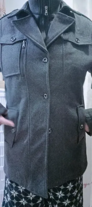 Abrigo de invierno gris