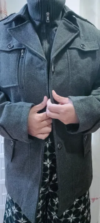 Abrigo de invierno gris