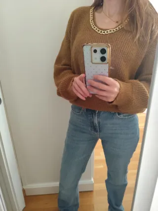 Jersey camel con cadena dorada