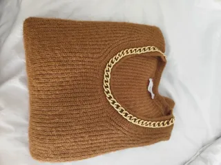 Jersey camel con cadena dorada