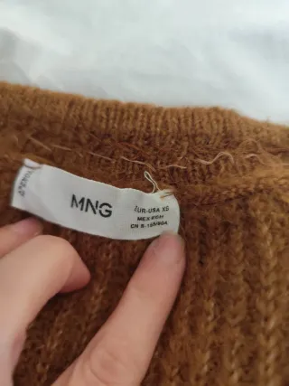 Jersey camel con cadena dorada