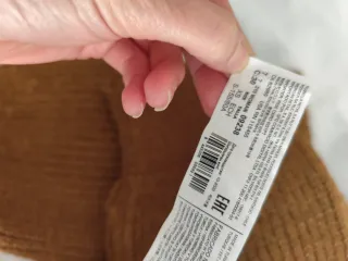 Jersey camel con cadena dorada