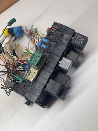 Caja Fusibles Relés VW Golf MK3