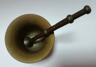 Mortero antiguo de bronce con los Reyes Católicos.