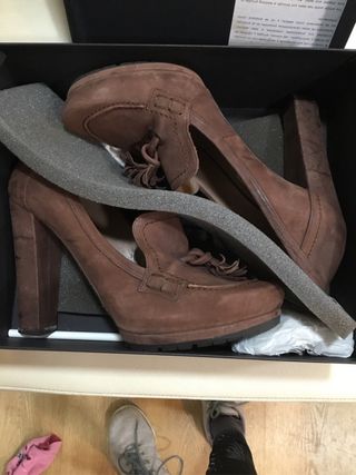 Zapatos de tacón marrones sin estrenar