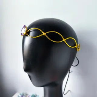 Tiara élfica dorada con piedra morada