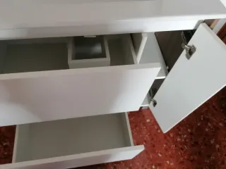 Mueble de baño con pila, espejo y grifo