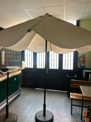 Parasol de terraza beige y negro