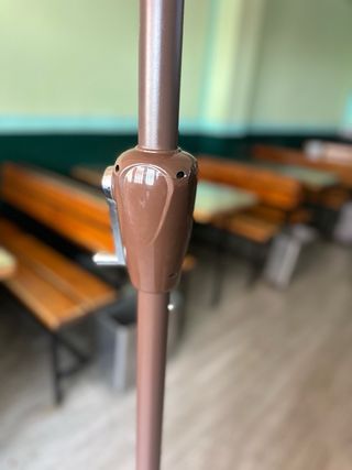 Parasol de terraza beige y negro