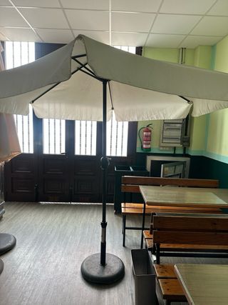 Parasol de terraza beige y negro